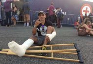 Fã do Metallica cai de moto no dia do show e vai engessado ao Lolla