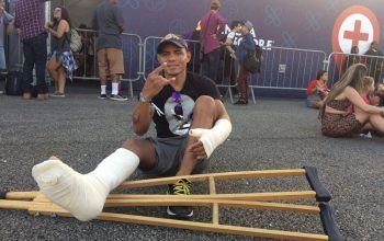 Fã do Metallica cai de moto no dia do show e vai engessado ao Lolla