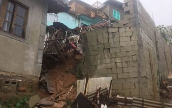 Estrutura de entrada da Oktoberfest de Blumenau desaba sobre carros por chuva forte