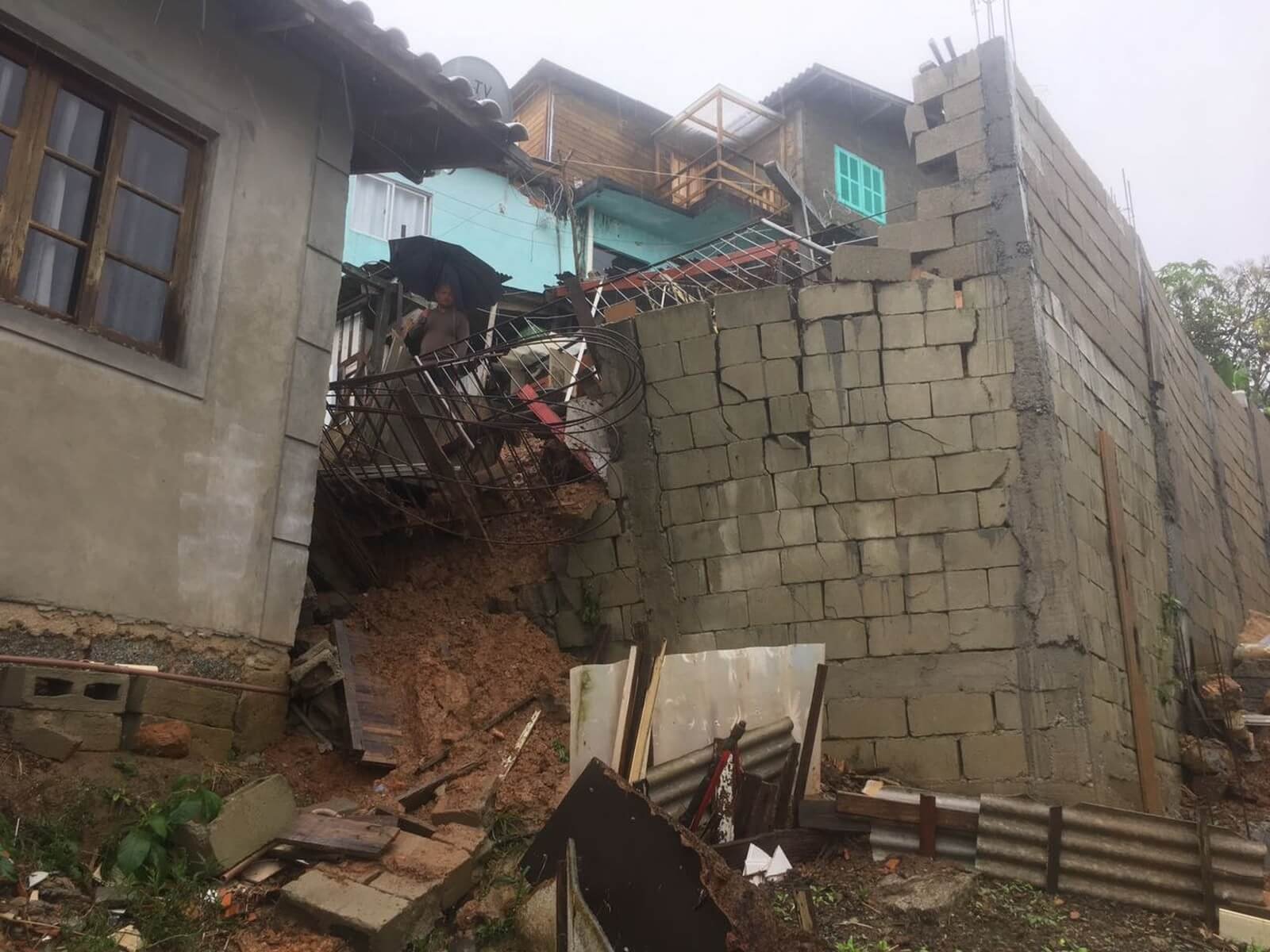 Estrutura de entrada da Oktoberfest de Blumenau desaba sobre carros por chuva forte